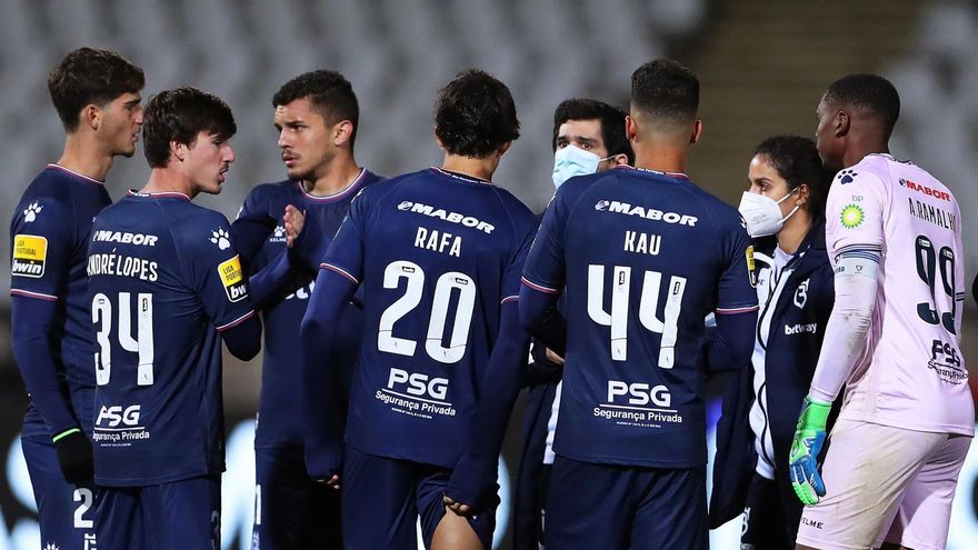 Belenenses players react after the Portuguese First League soccer match between Belenenses and Benfica was abandoned in Oeiras, near Lisbon, Portugal, 27 November 2021. Thirteen cases of the new Omicron variant of SARS-CoV-2, the virus that causes the coronavirus COVID-19 disease, have been detected in the squad of Portuguese soccer team Belenenses, Portuguese health authorities confirmed on 29 November 2021.