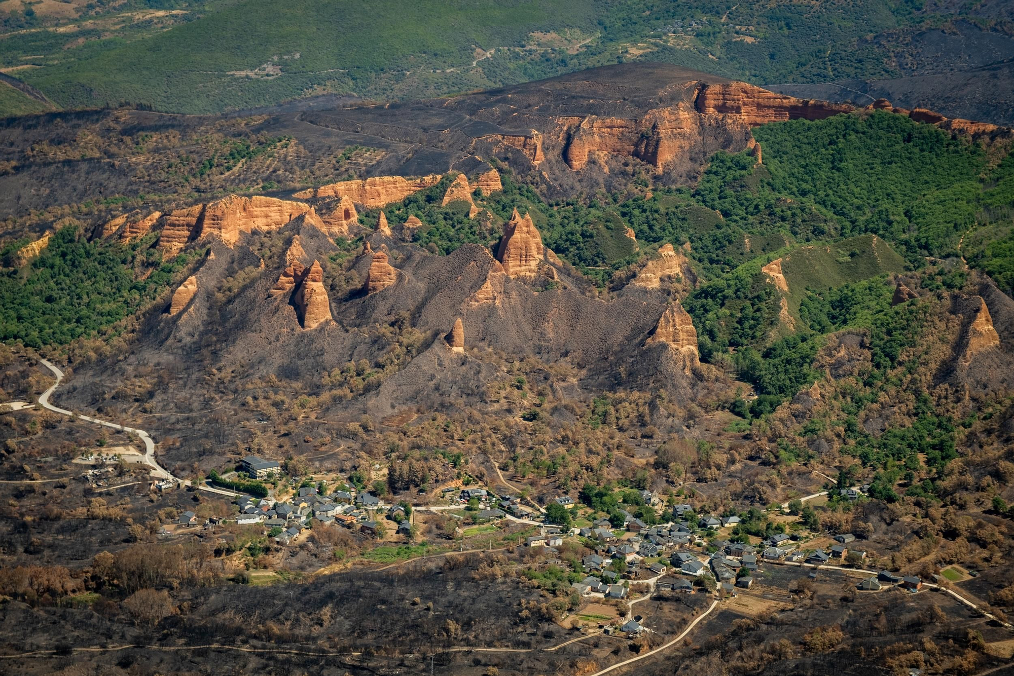 La desolación de Las Médulas tras los incendios, a vista de pájaro de Greenpeace