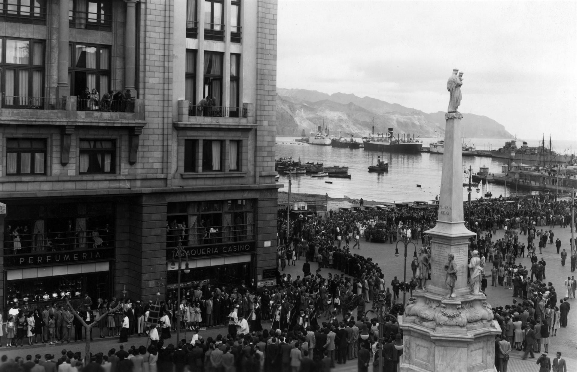 La comitiva fúnebre amb les restes mortals de Manuel de Falla procedents d'Argentina, al seu pas per la Plaça de la Candelaria de Tenerife, abans de marxar cap a Cadis