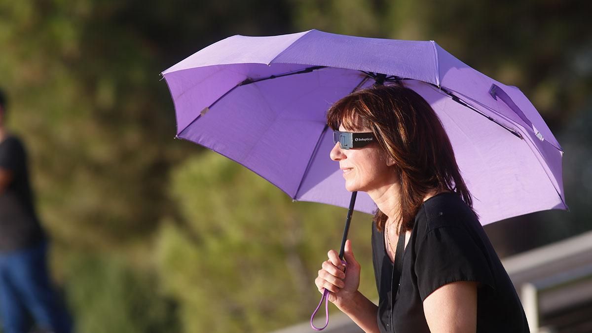 Los cordobeses se echan a la calle para ver el eclipse solar