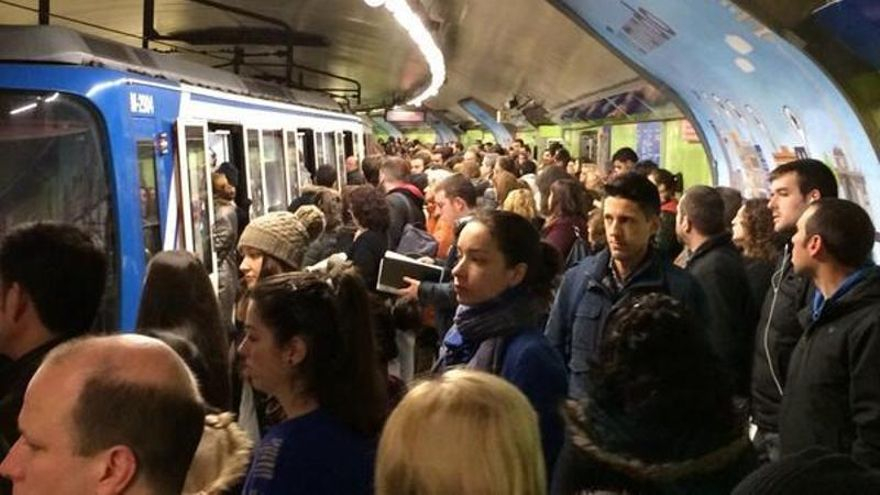 Andén del metro de Madrid, repleto de viajeros. / @feralcazar_