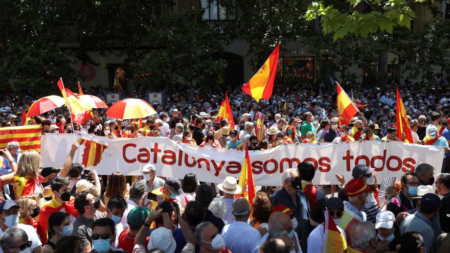 Vista de la concentración convocada por la plataforma Unión 78, este domingo, en la Plaza de Colón de Madrid, para mostrar su oposición a los indultos a los condenados por el "procés". EFE/Rodrigo Jiménez