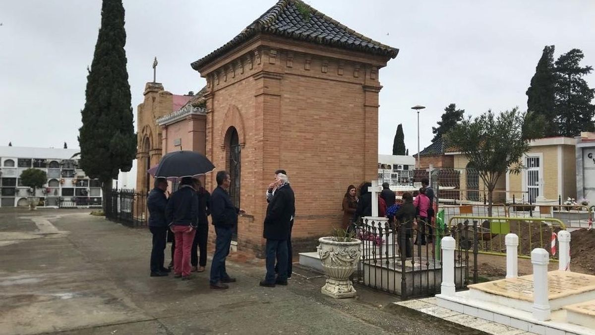 "Recogida de ADN" en Utrera para identificar los cadáveres hallados en la fosa común del cementerio
