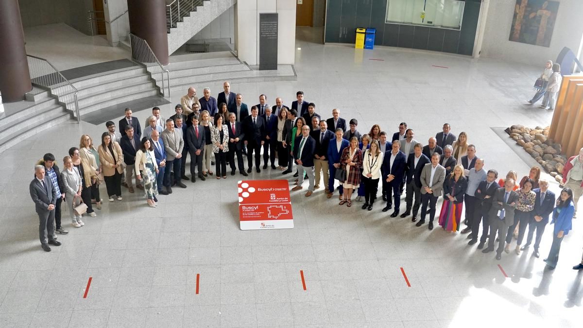 Un gran despliegue para el acto de presentación de la nueva tarjeta de transporte gratuito en autobús de la Junta.