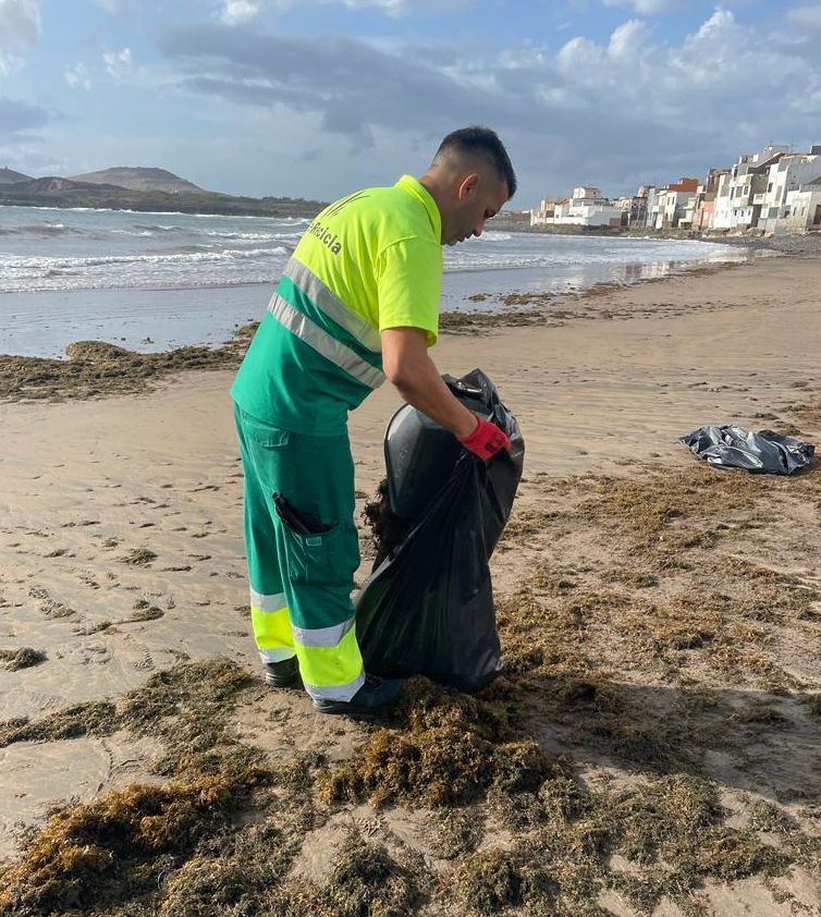 Limpieza de algas en Ojos de Garza