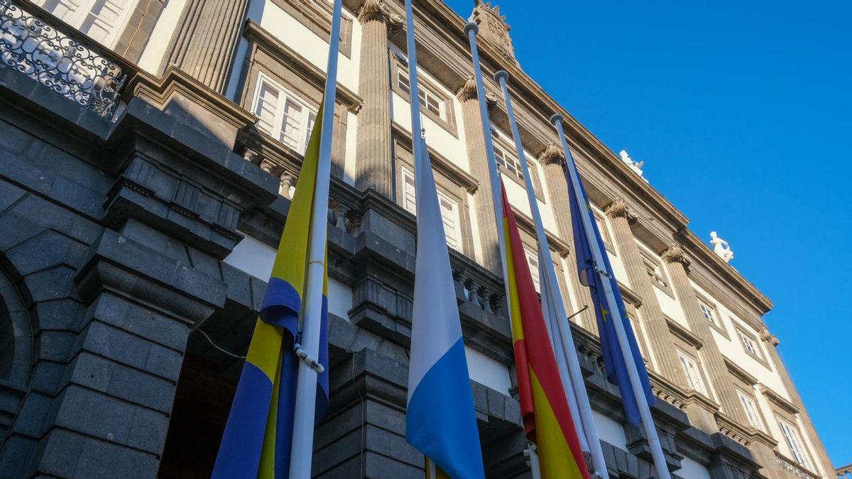 Banderas a media asta como muestra de duelo y respeto institucional, en las casas consistoriales de Las Palmas de Gran Canaria.