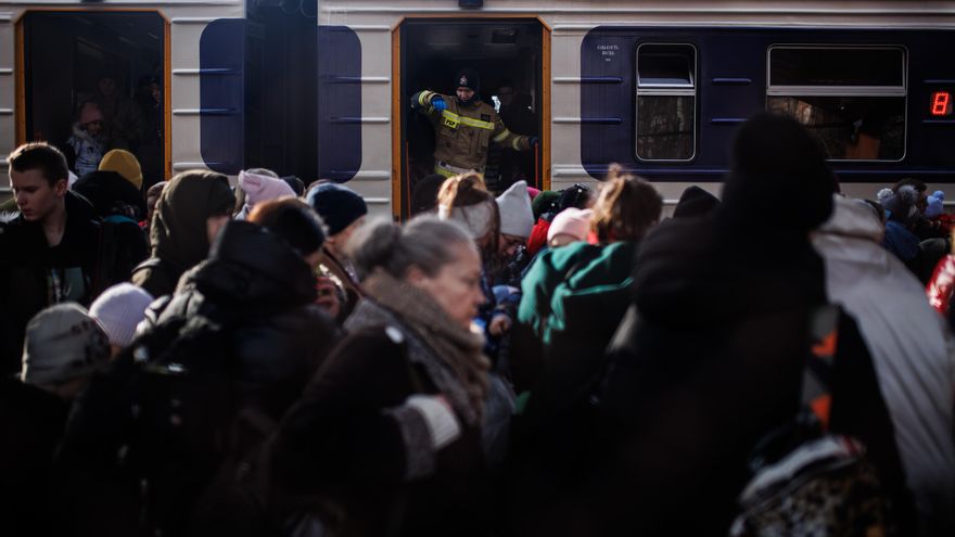 Un grupo de personas a su llegada procedente de Ucrania en la estación de tren de Przemysl, cinco días después del inicio de los ataques por parte de Rusia en Ucrania.