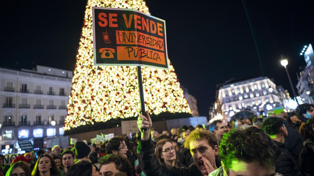 Miles de personas se manifiestan en Madrid en defensa de la universidad pública.