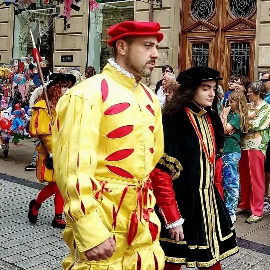 La elaboración de los trajes cuenta con varios meses previos de investigación