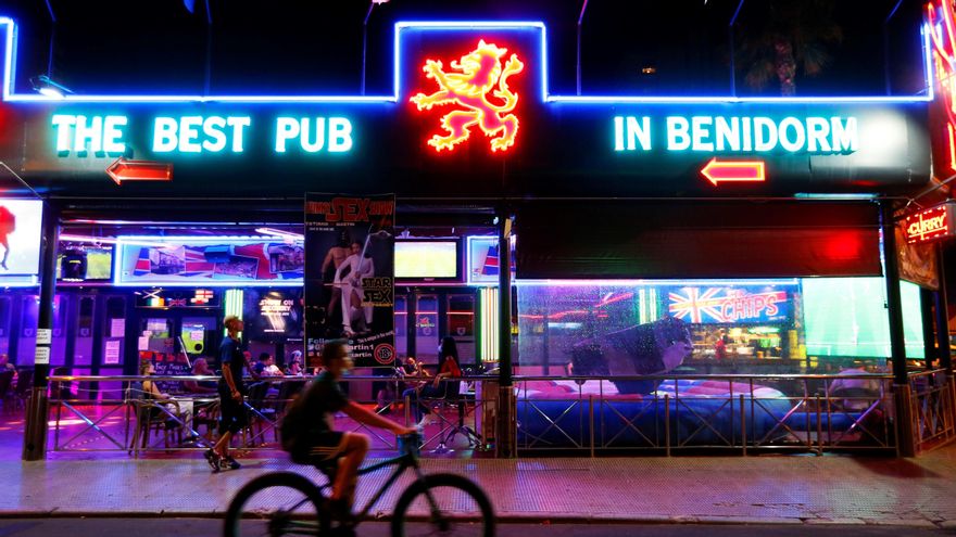 Una calle de locales de ocio de Benidorm