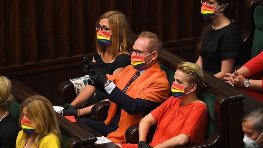 Parlamentarios portan una mascarilla arcoíris en el interior de la Cámara