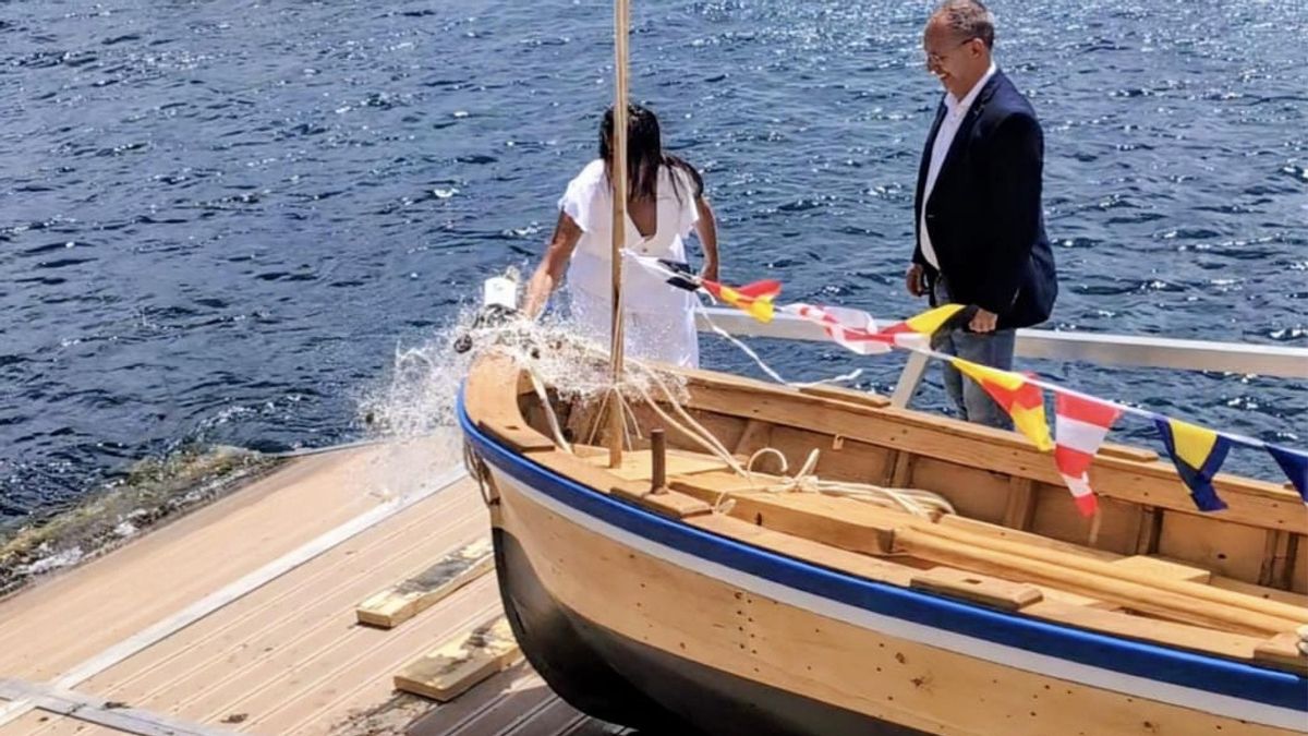 Acto de botadura del Bóreas este viernes en la rampa del puerto deportivo de Santa Cruz de La Palma.