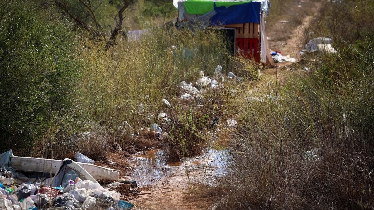 Tras la tormenta, en la periferia ibicenca, queda un reguero de suciedad entre míseros hogares.