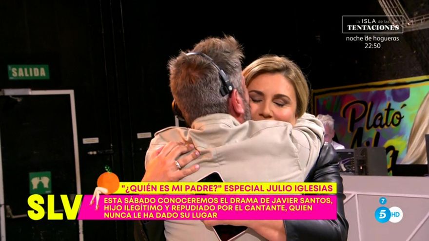 Carlota Corredera se abraza a David Valldeperas nada más entrar al plató de 'Sálvame'