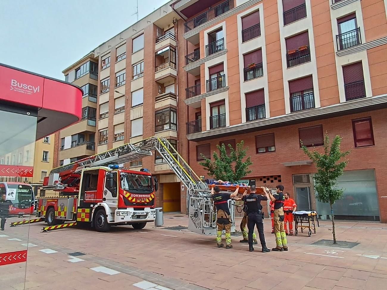 La mujer rescatada en Padre Isla fue bajada en camilla desde un cuarto piso.