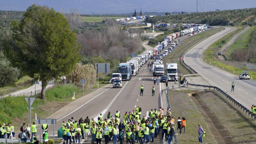 Centenares de agricultores cortan la entrada y salida a Andalucía en la A-4, en Jaén