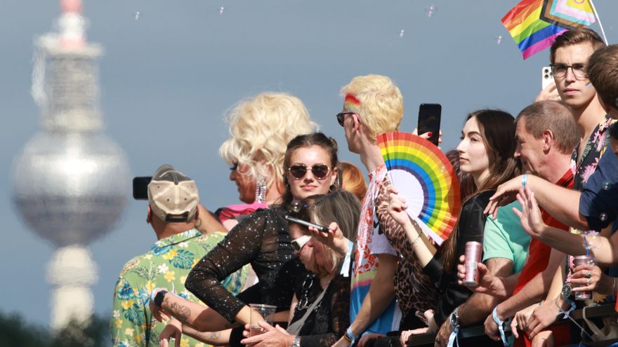 Críticas a Merz en el Orgullo de Berlín por desdeñar el uso oficial de la bandera arcoíris
