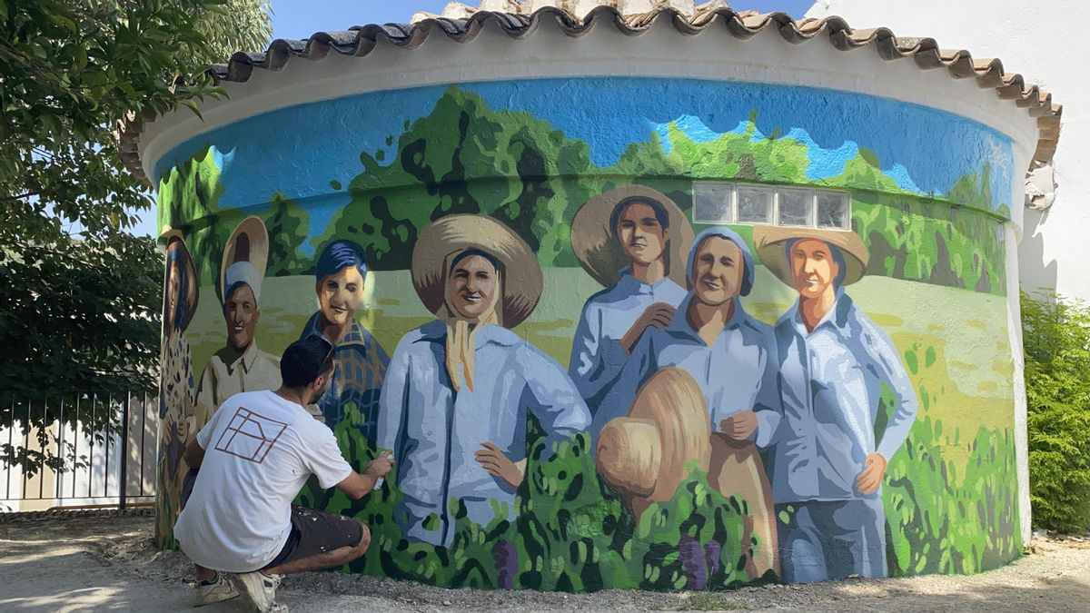 Sake rinde homenaje a las trabajadoras del campo de Nueva Carteya con un nuevo mural