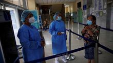 Una mujer es atendida por personal médico en el Complejo Hospitalario Doctor Arnulfo Arias Madrid, el pasado 13 de mayo del 2020, en Ciudad de Panamá (Panamá).