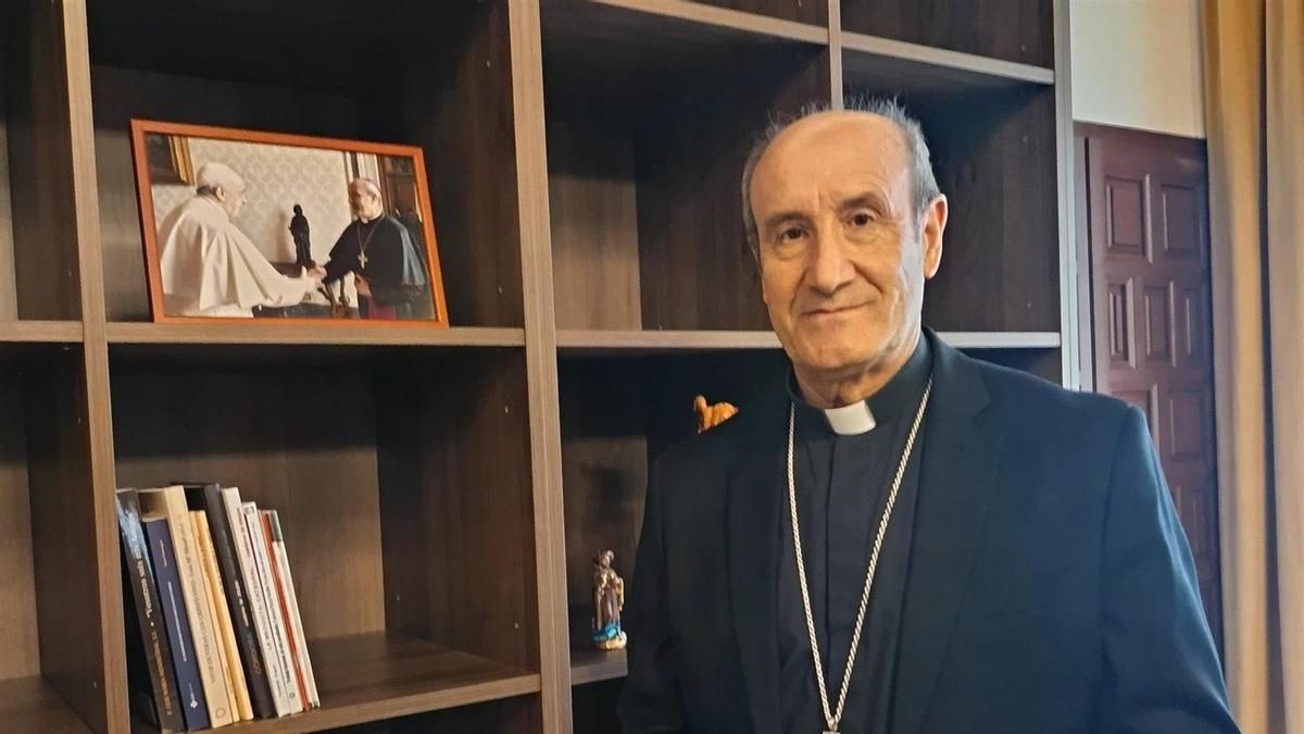 El obispo de Córdoba, Jesús Fernández, en su despacho | EP