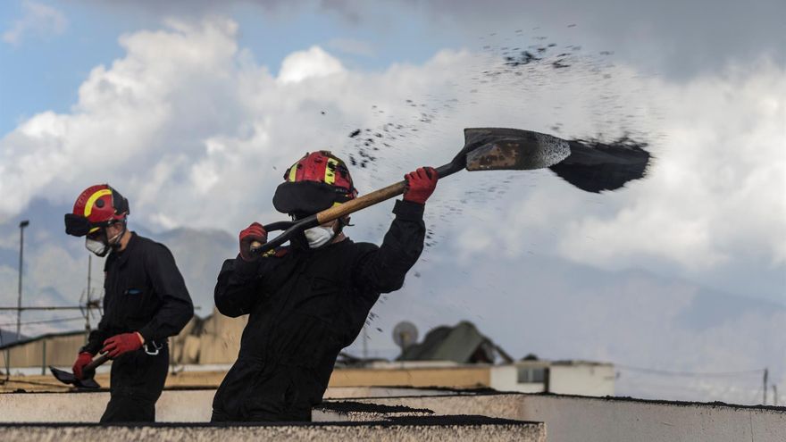 Militares quitando con palas la ceniza acumulada
