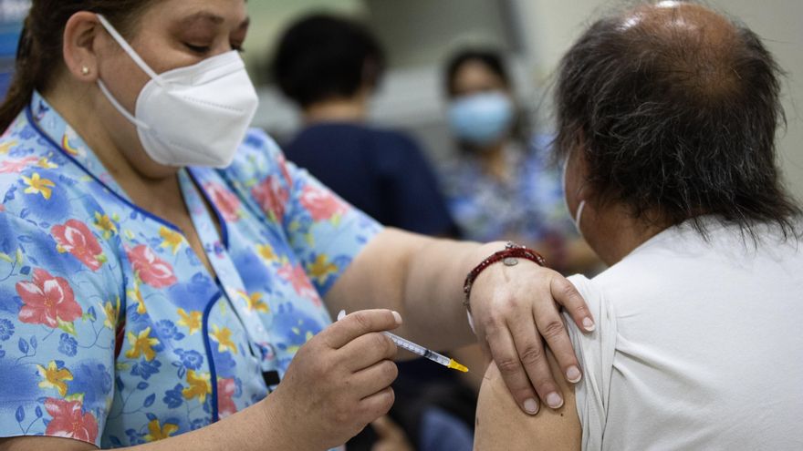 Fotografía de archivo de una persona mientras recibe una dosis de la vacuna contra la covid-19 en un centro de vacunación de Santiago (Chile). EFE/ Alberto Valdes