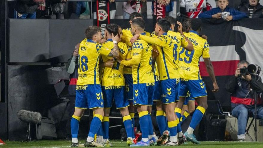 Las Palmas asalta Vallecas y sale del descenso