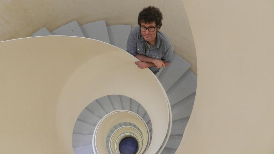 Ricardo Pérez Palacios en la escalera de caracol.