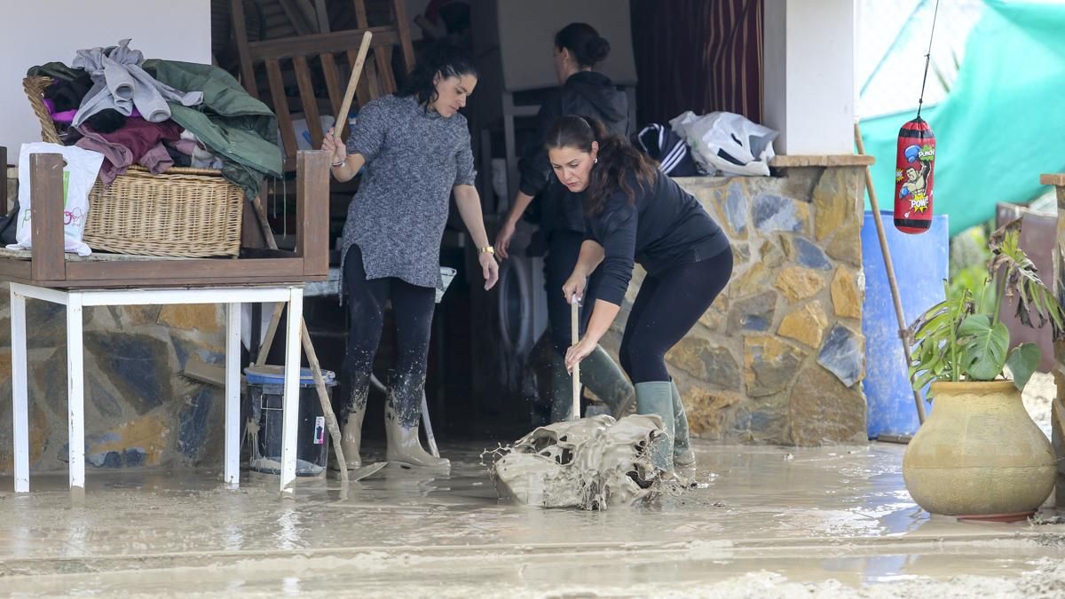 Vecinos de la parcelación de Las Cigüeñas, Montón de la Tierra limpian el barro de sus viviendas