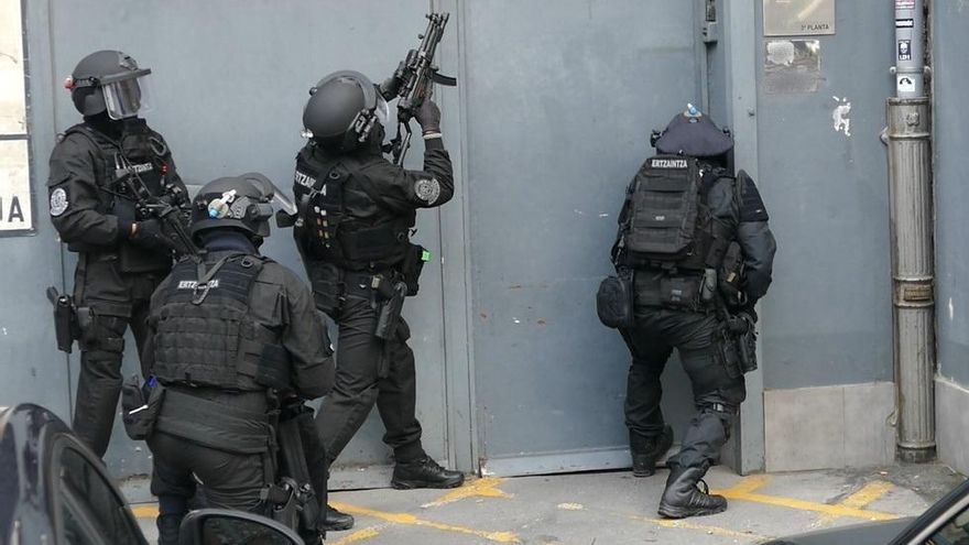 La Ertzaintza y la Audiencia Nacional investigan a dos jóvenes de nacionalidad española por delitos graves de terrorismo