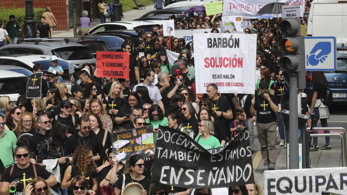 Más de 2.000 docentes se manifiestan en Oviedo en plenas negociaciones para desbloquear el conflicto en Educación