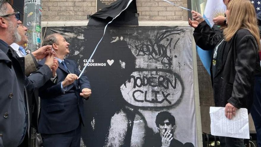 Se inauguró la esquina Charly García en Nueva York a 40 años de ‘Clics modernos’