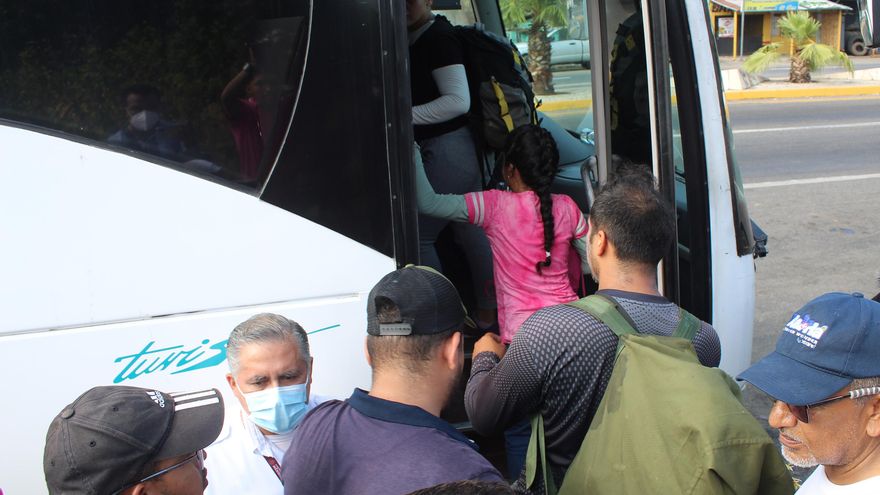 Agentes mexicanos detienen a 330 migrantes y 19 traficantes en una carretera