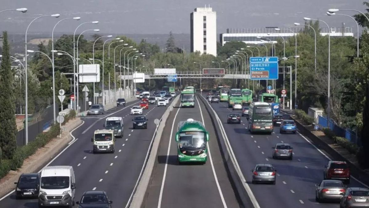 La DGT ha limitado recientemente el uso de carriles VAO a los vehículos eléctricos.