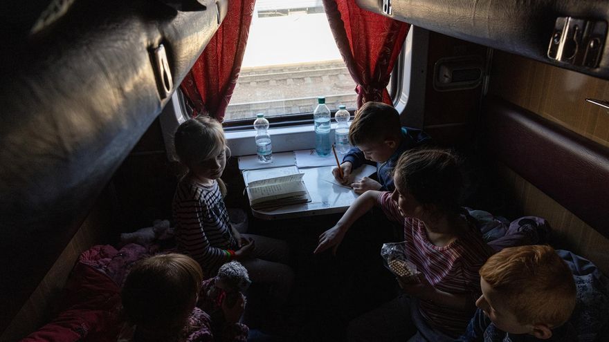 -FOTODELDÍA- EA7013. ZAPORIZHZHIA, 27/03/2022.- Niños huérfanos huidos de la ciudad ucraniana de Polohy tras la invasión rusa, esperan en el vagón de un tren de evacuación antes de partir hacia el oeste de Ucrania, en la estación de tren de Zaporizhzhia, sureste ucraniano.