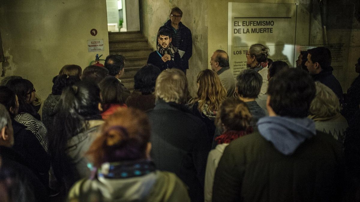 Visita guiada en el sótanode la ESMA, donde funcionaban las salas de tortura y la enfermería en la que se sedaba a las personas que luego arrojarían al mar.