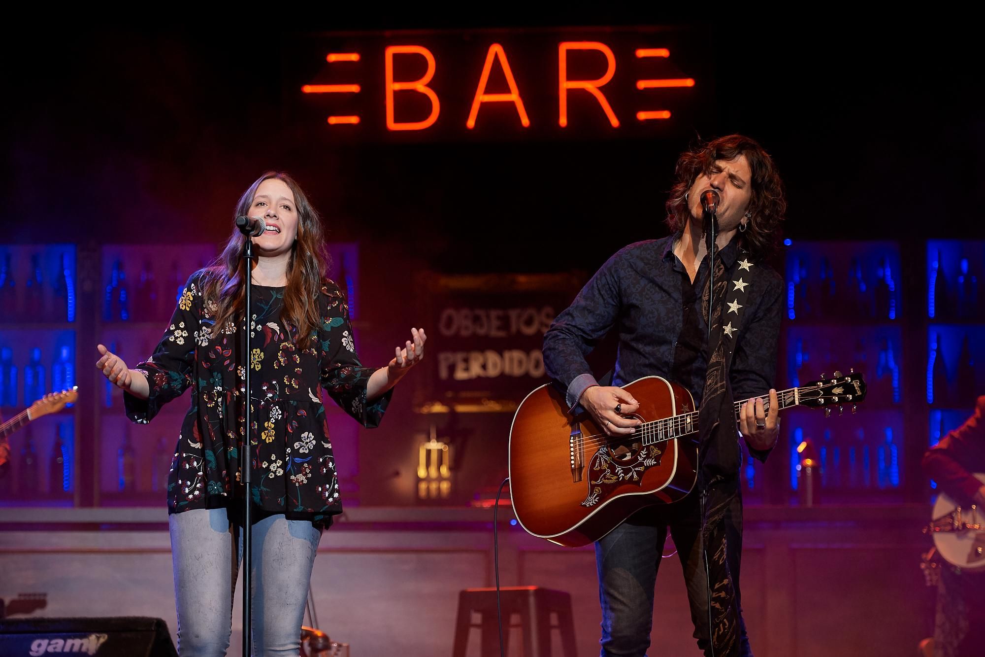 Nina, la vocalista de Morgan, interpretó 'Pies descalzos' junto a Rulo. | EL REY LAGARTÓN