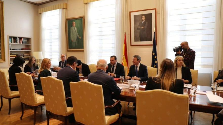 El Ministerio de Transportes se compromete a crear un grupo de trabajo para analizar la viabilidad de los trenes en Canarias