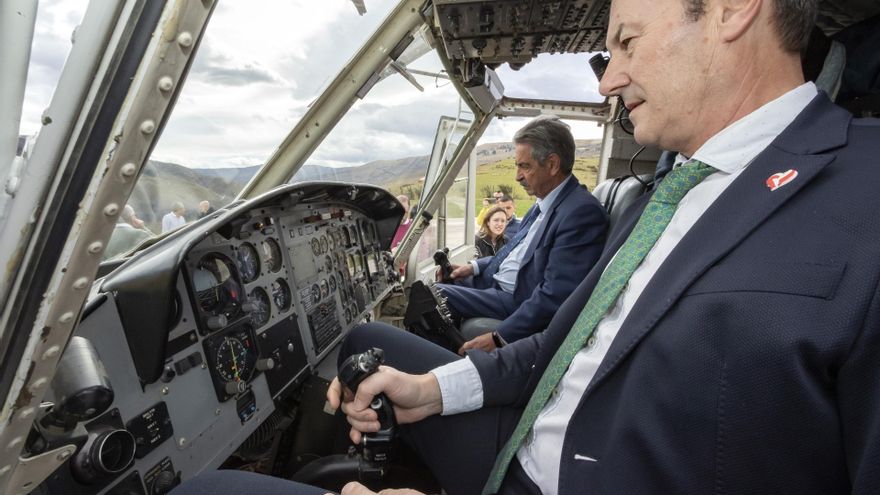 El presidente de Cantabria, Miguel Ángel Revilla, y el consejero de Medio Ambiente, Guillermo Blanco, en  la base de la Brigada de Refuerzo de Incendios Forestales (BRIF).