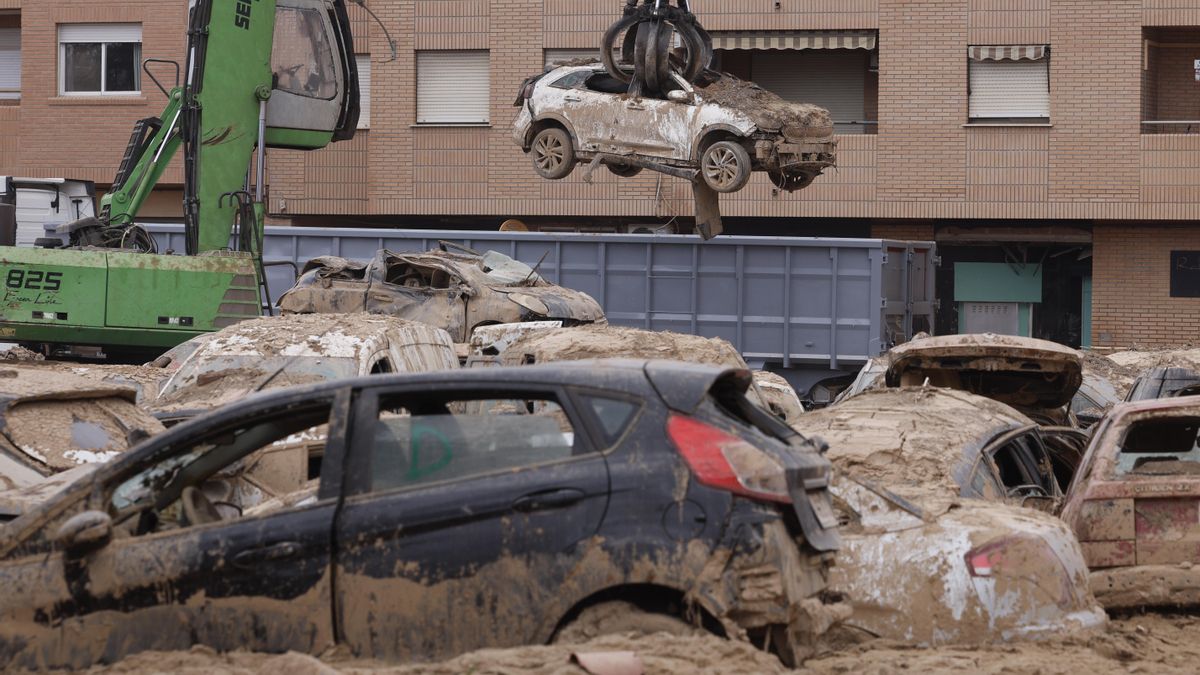 Fotografía de archivo de la retirada de coches arrastrados por la riada,en la localidad de Massanassa.