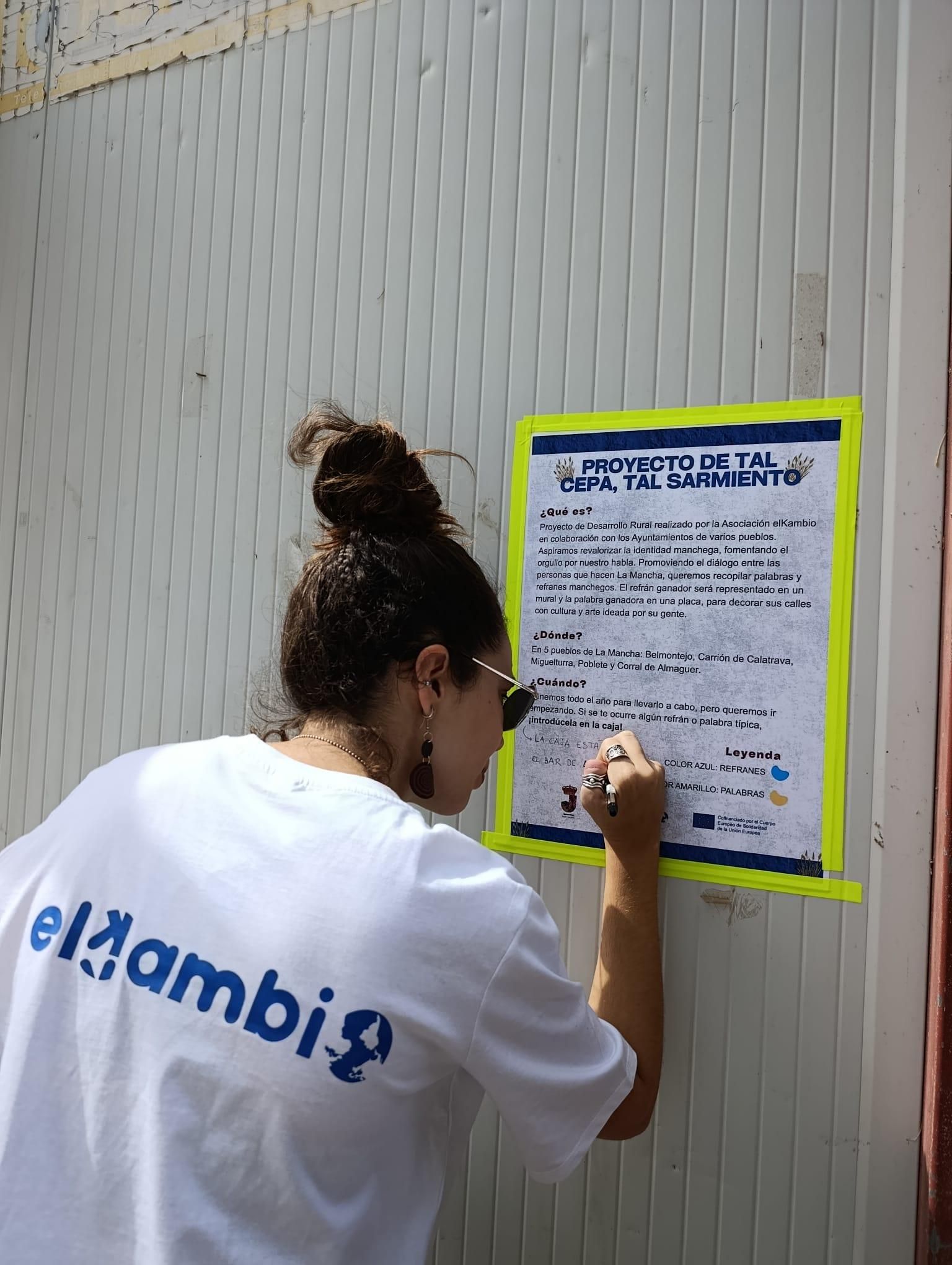 Carteles animando a la participación en el proyecto