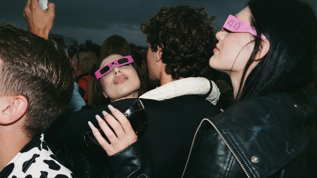 Asistentes a la fiesta Echolalia mirando el eclipse con gafas repartidas por la organización