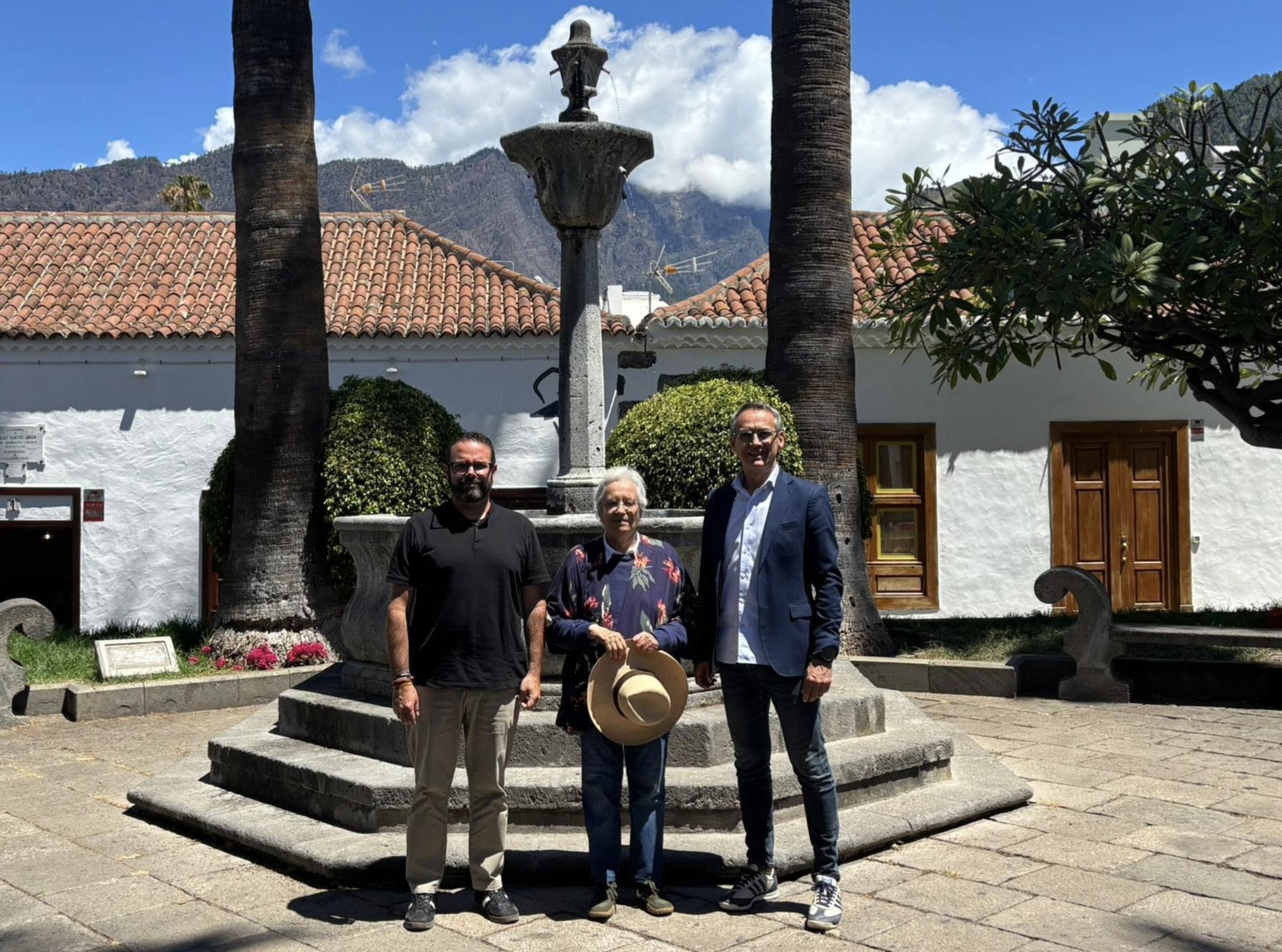 José María Rivera, concejal de Obras; María Victoria Hernández, cronista oficial de Los Llanos de Aridane, y Javier Llamas, alcalde de Los Llanos de Aridane, junto la pila de  la plaza Elías Santos Abreu.