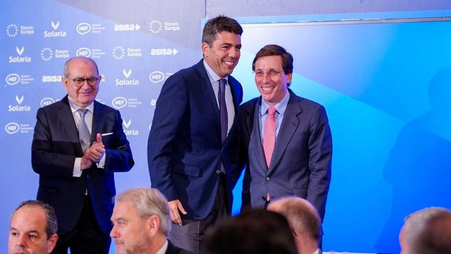 El presidente valenciano, Carlos Mazón, y el alcalde de Madrid, José Luis Martínez-Almeida, en un desayuno informativo