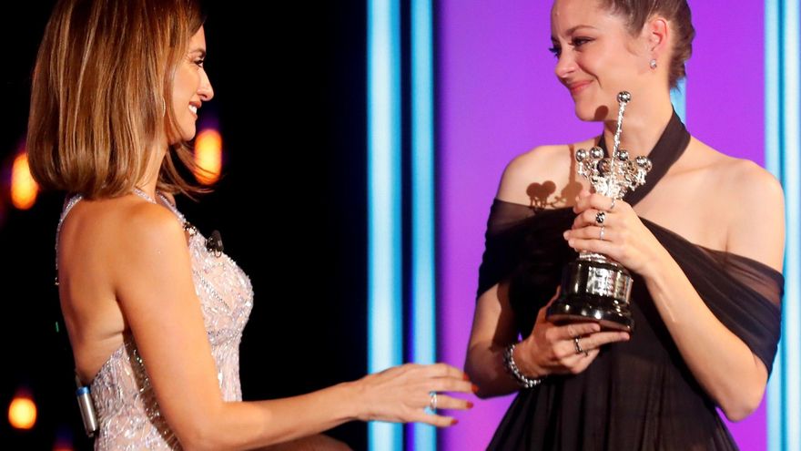 Penélope Cruz entrega el Donostia a Cotillard en una gala alegre y musical