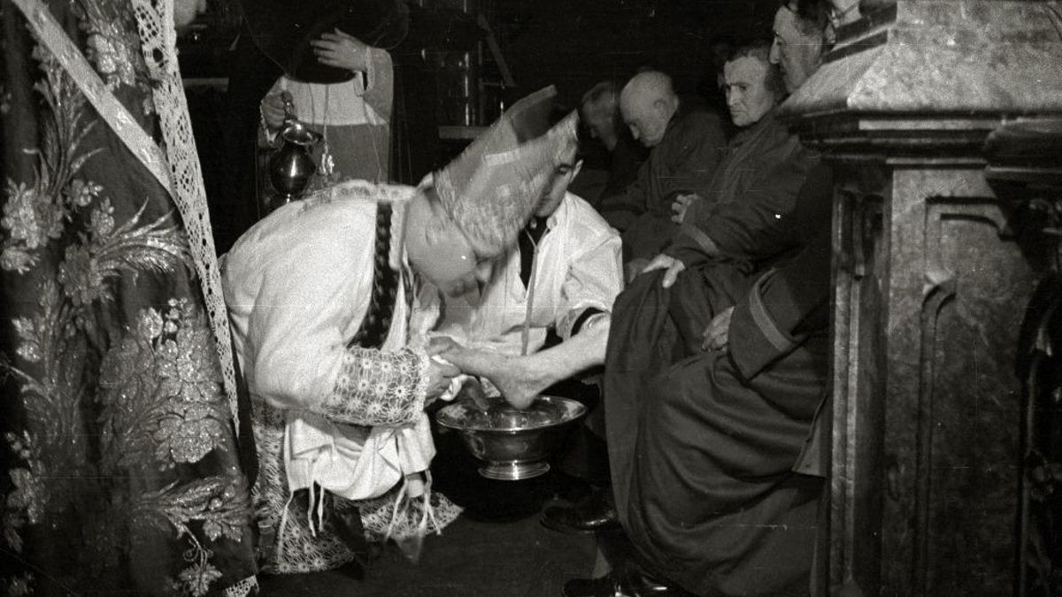 Ceremonias del Jueves Santo: Lavatorio de pies, en 1952