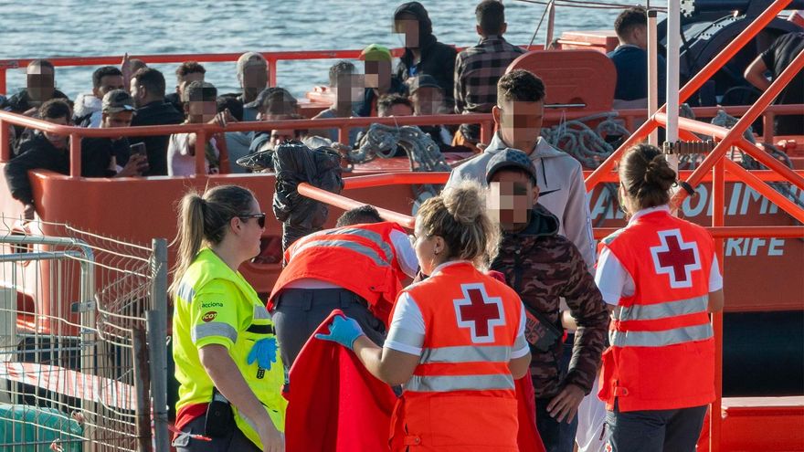 Siete desaparecidos, entre ellos un niño de 4 años, al hundirse una neumática en una noche frenética de rescates en Lanzarote