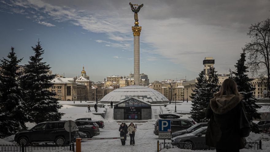 Varias personas en la plaza del Maidán nevada en Kiev.