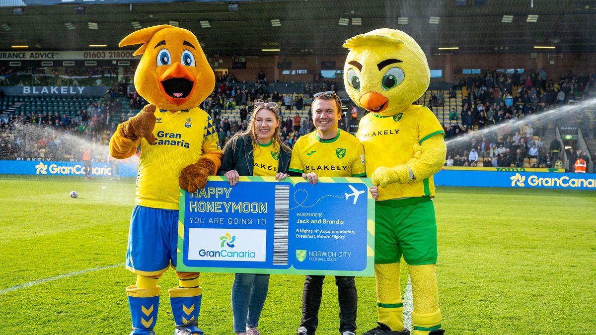 Una de las acciones de promoción en el estadio del Norwich.