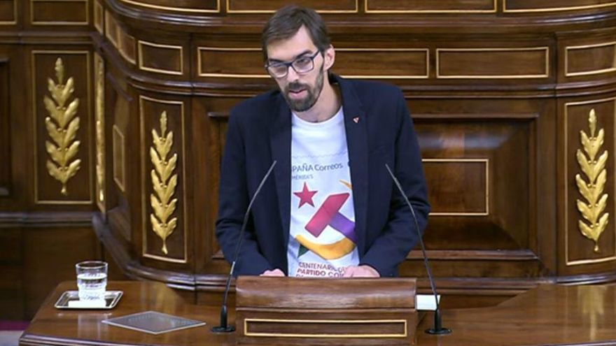 El diputado Jose Luis Bueno con la camiseta con el sello del PCE de Correos